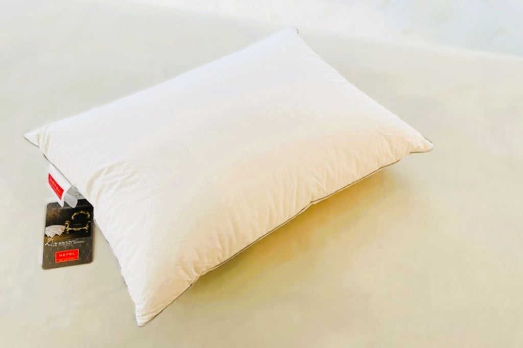 三層式枕｜ヨーロッパ産ホワイトグースダウン＆フェザーを使用 フェザーをダウンで包んだ三層構造 程よい硬さで頭・首をしっかり支える ホテル仕様のゆったりサイズ